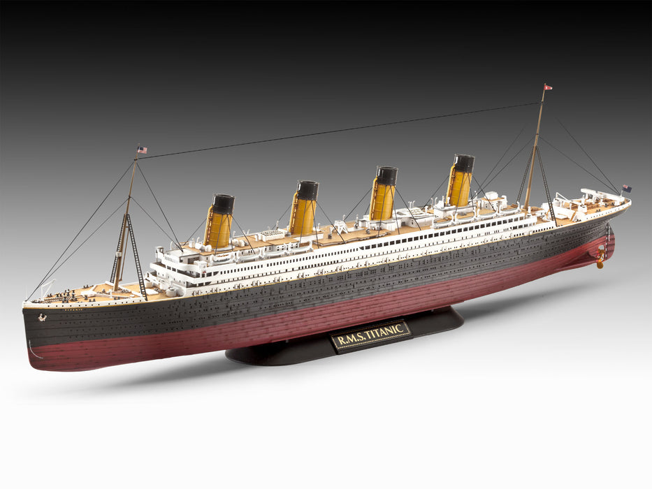 REVELL 05727 - R.M.S. Titanic 1:700 & 1:1200 Scale Model Boat Set